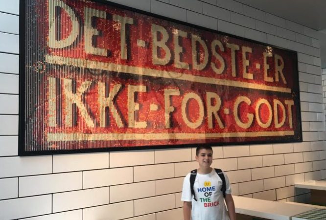 LEGO House girişindeki lenticular mozaik (2019 Eylül)